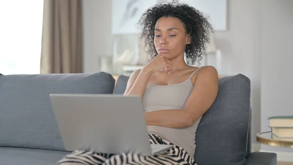 Pensive African Woman Σκέψη και εργασία σε Laptop στο σπίτι — Φωτογραφία Αρχείου