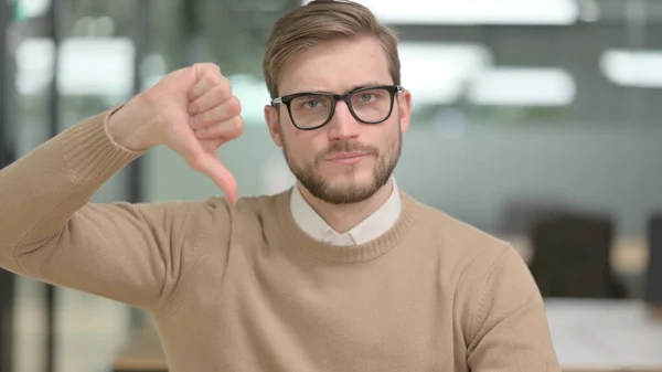 Pulgares hacia abajo Gesto de hombre joven — Foto de Stock