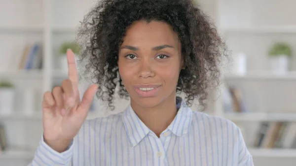 Atrakcyjny afrykański bizneswoman mówi nie przez palec — Zdjęcie stockowe