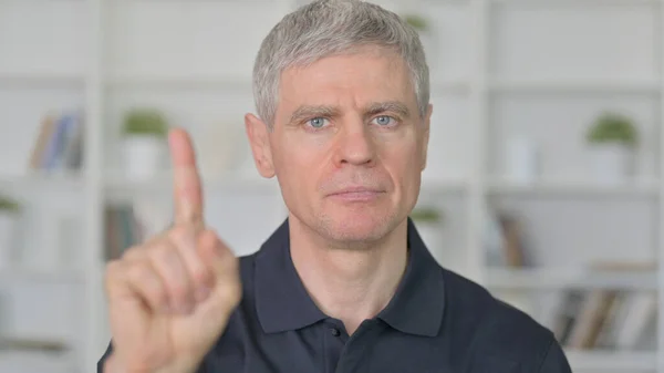 Medelålders man säger nej med Finger Gesture — Stockfoto