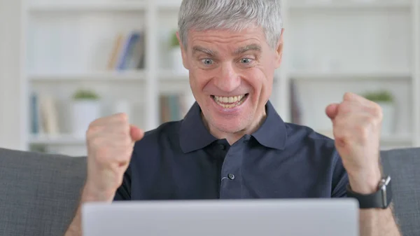 Middeleeuws man viert succes op laptop — Stockfoto