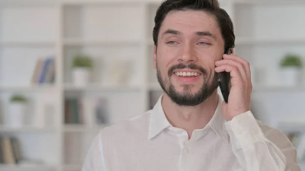 Jovem alegre falando ao telefone — Fotografia de Stock