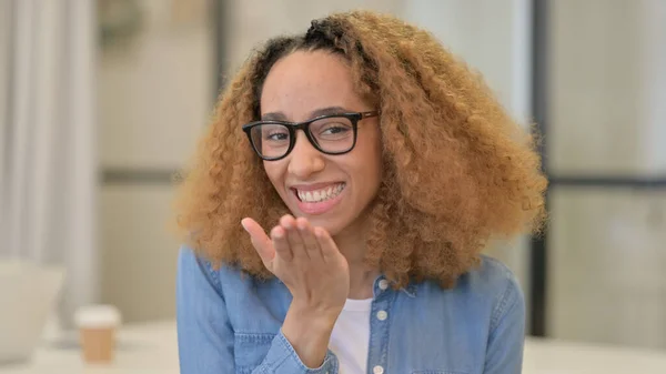 Uçan Öpücük: Gülümseyen Afrikalı Kadın — Stok fotoğraf