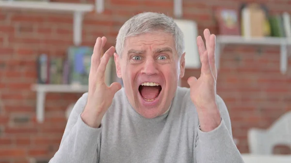 Porträt eines wütenden alten Mannes, der schreit — Stockfoto