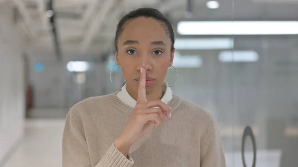 Portrait Shot of African Woman showing Quiet Sign, Finger on Lips — Stock Photo, Image