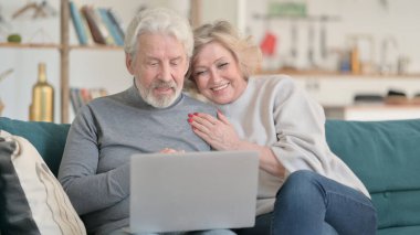 Evde Yaşlı Bir Çift Dizüstü bilgisayarda Video Sohbeti