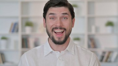 Başarı Kutlaması İçin Şaşırmış Genç Adam Kazandı