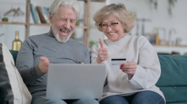 Laptop 'ta Başarılı Online Alışveriş Yapan Yaşlı Çift