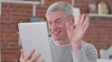 İhtiyar Tablet 'te Video Sohbeti yapıyor