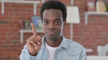 Afrikalı Hayır diyor Parmak İşareti ile