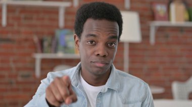 Genç Afrikalı Erkek Parmağını Kameraya Gösteriyor