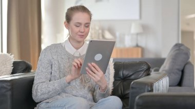 mutlu bir kadın evde dijital tablet kullanma