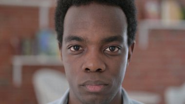 Kameraya bakan Afrikalı adama yaklaş.