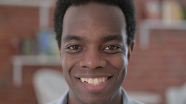 Kameraya gülümseyen Afrikalı adama yaklaş.