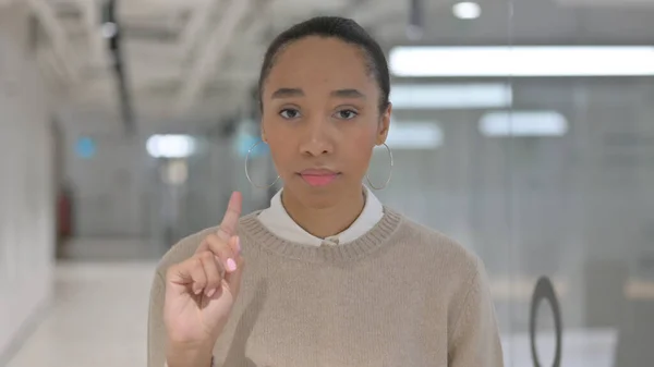 Afrikanerin zeigt kein Zeichen mit dem Finger — Stockfoto