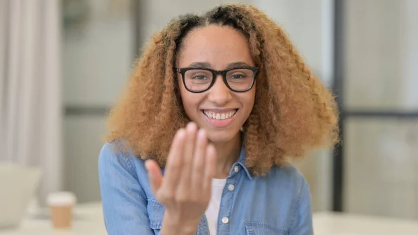 Porträtt av afrikansk kvinna Peka på kameran och inbjudande — Stockfoto