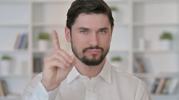 Joven diciendo No con Finger Sign — Foto de Stock