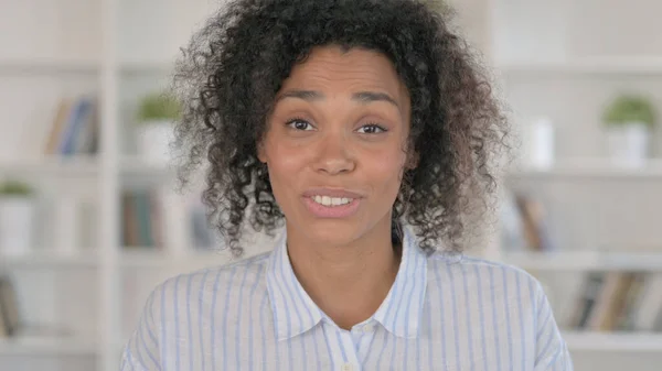 Hübsche afrikanische Geschäftsfrau macht Videochat — Stockfoto