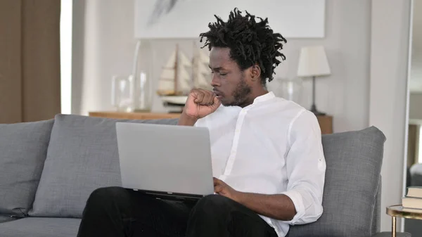 Homem Africano Doente com Tosse Laptop em Casa — Fotografia de Stock