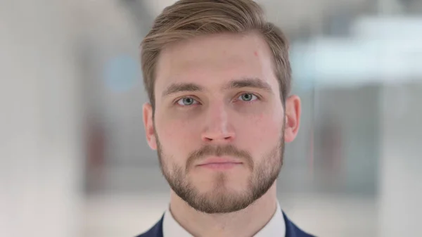 Close up of Face of Businessman Olhando para a câmera — Fotografia de Stock