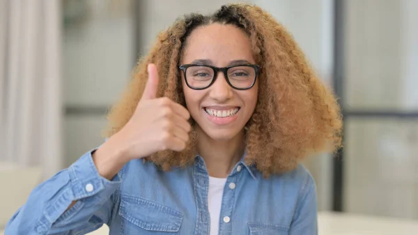 Porträtt av afrikansk kvinna visar tummen upp tecken — Stockfoto