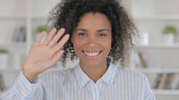 Glada afrikanska affärskvinna Vinka åt kameran — Stockfoto