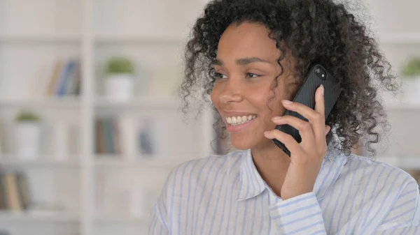 Empresária Africana alegre conversando por telefone — Fotografia de Stock