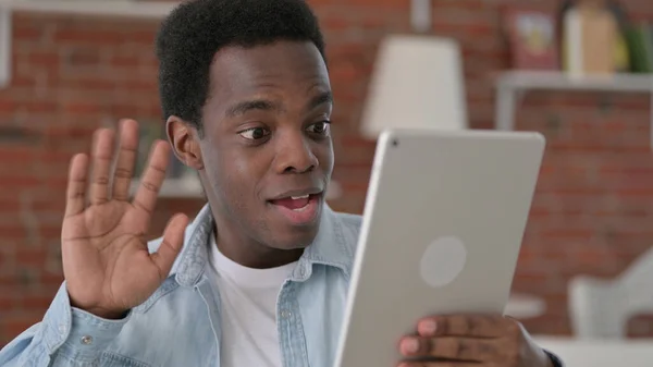 Afrikalı Adam Tablet 'te Video Sohbeti Yapıyor — Stok fotoğraf