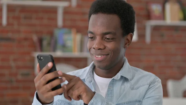 Jovem Africano Masculino usando Smartphone — Fotografia de Stock