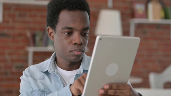 Homem africano ambicioso usando Tablet — Fotografia de Stock