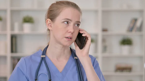 Professionale giovane medico femminile che parla al telefono — Foto Stock