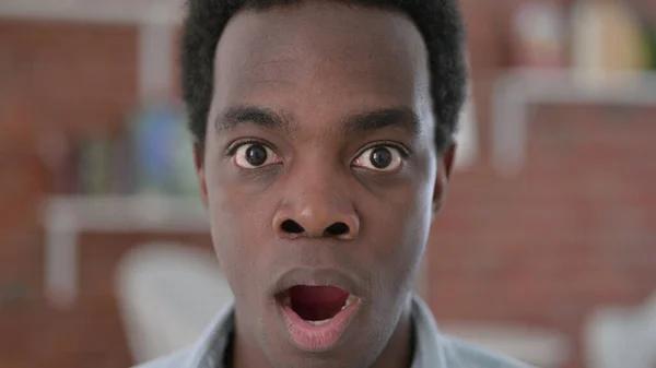 Närbild av afrikanska mannen feeing chockad vid kameran — Stockfoto