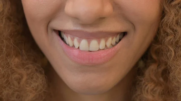 Close up de sorridente Africano Mulher Lábios — Fotografia de Stock