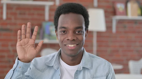 Merhaba demek için el sallayan Afrikalı adamın portresi — Stok fotoğraf
