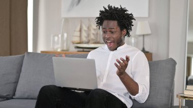 Afrikalı Adam Evde Dizüstü bilgisayarda Sonuçlar İçin Heyecanlı
