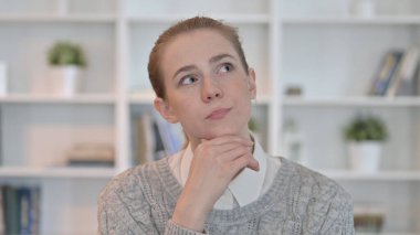 Kadın Düşünüyor ve Fikir Buluyor