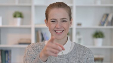 gülümseyen kadın kameraya dönük