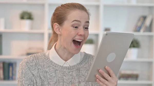 Online succes op tablet door vrouw — Stockfoto