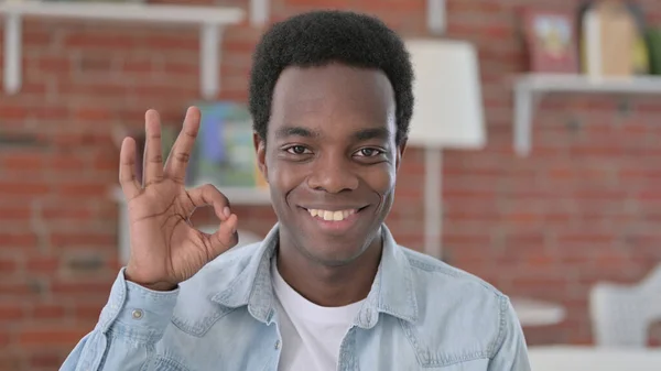 Θετικός Αφρικανός δείχνει OK Sign — Φωτογραφία Αρχείου