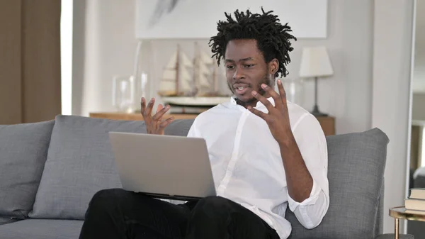 Homem Africano fazendo Video Chat no Laptop em casa — Fotografia de Stock