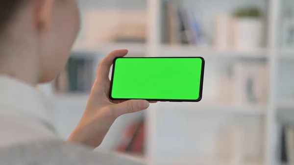 Woman doing Online Meeting on Smartphone with Chroma Key Screen — Stock Photo, Image