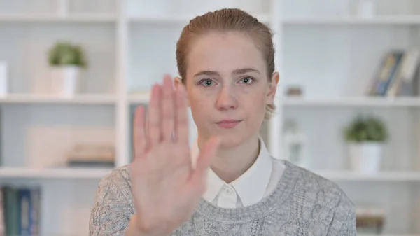 Donna che fa Stop segno con la mano — Foto Stock
