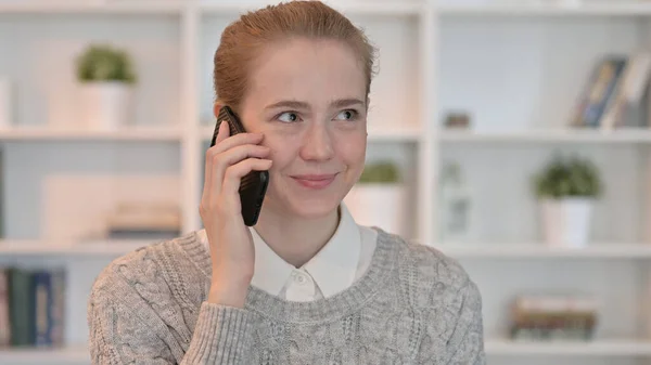 Vidám nő beszél telefonon — Stock Fotó