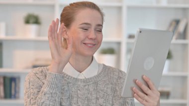 Tablet 'te Video Sohbeti Yapan Kadın