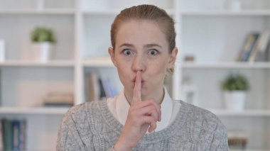 Dudakları Parmaklı Kadın, Sessiz İşaret