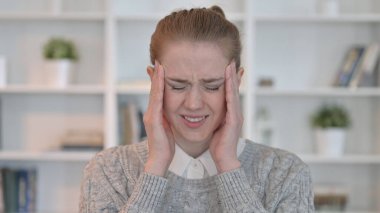 Yorgun Kadın 'ın Baş Ağrısı Portresi