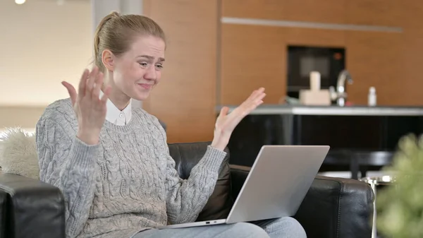 Vrouw reageert op verlies op laptop thuis — Stockfoto