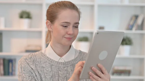 Portret van een vrouw met behulp van Tablet PC — Stockfoto