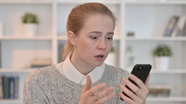 Kvinna som reagerar på förlust på Smartphone — Stockfoto