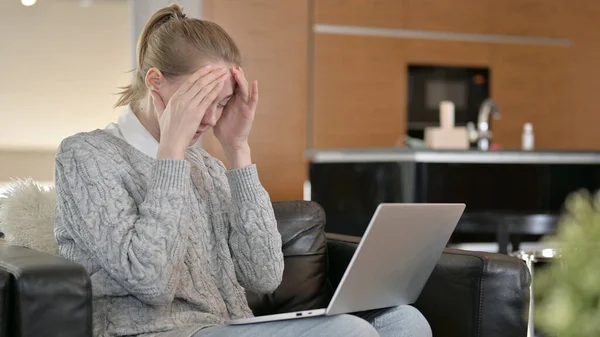 Frau hat Kopfschmerzen bei Laptop-Nutzung — Stockfoto